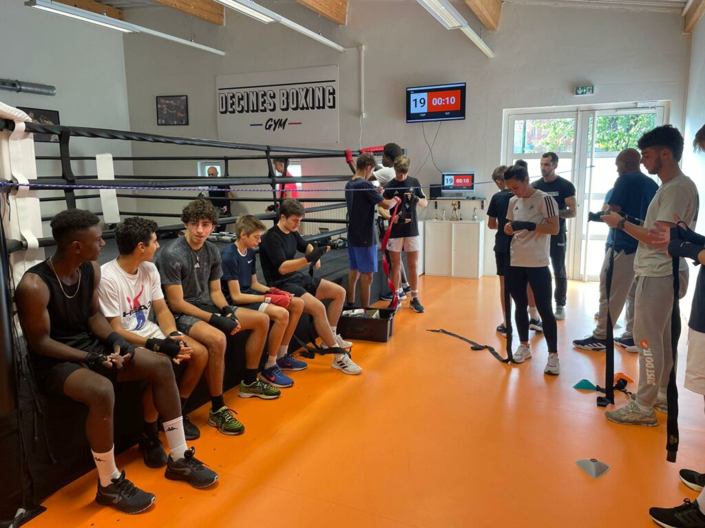 apprentissage bandage des mains pour la protection du poignet en boxe anglaise